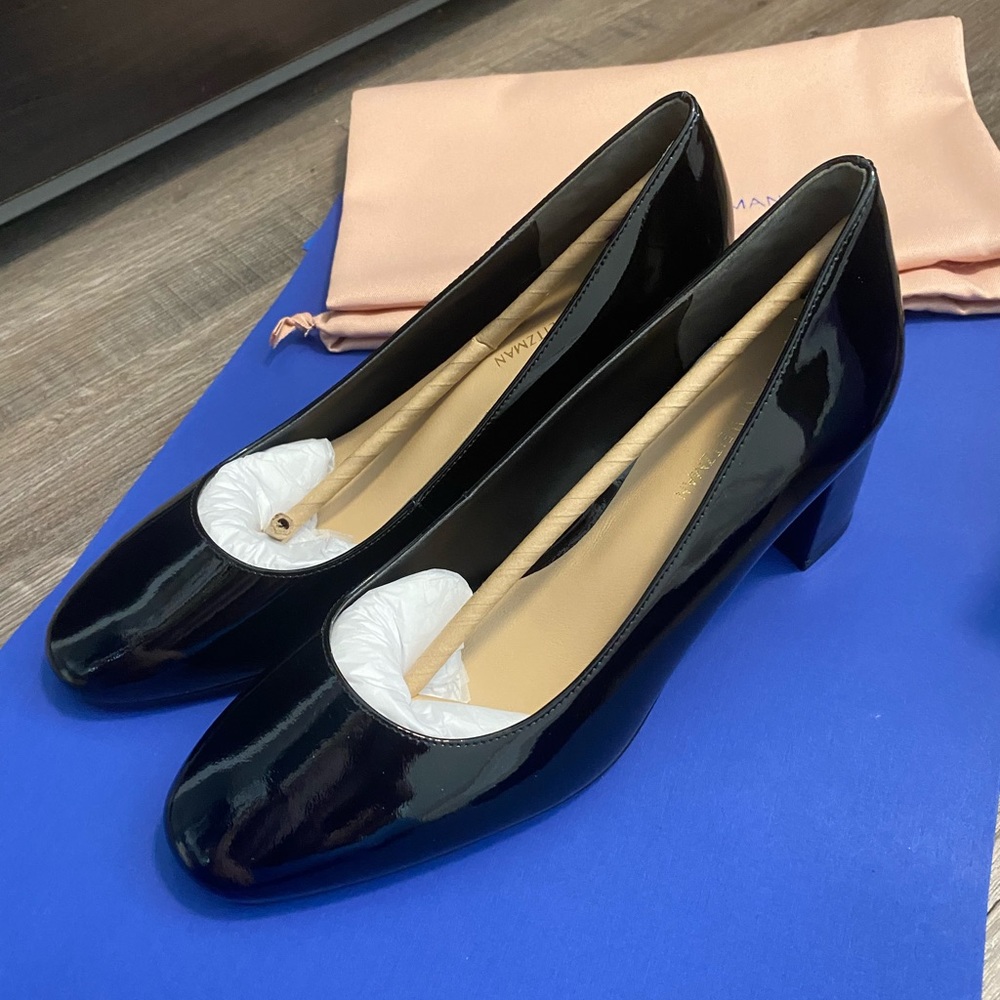 Brand new shoes, never worn. Resale because it is too big.